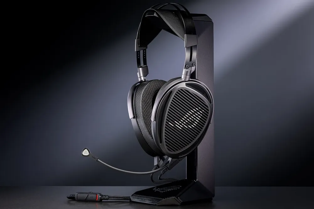 스탠드에 걸려 있는 ROG 기타라 게이밍 헤드셋
