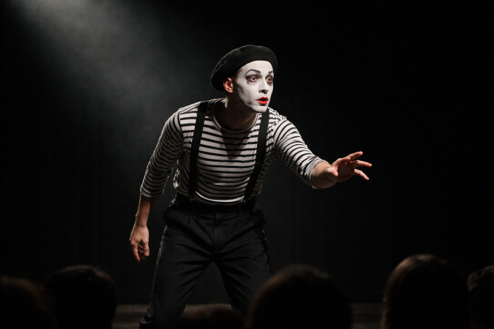 정지 동작과 시선 처리로 긴장감을 만드는 마임 공연 순간