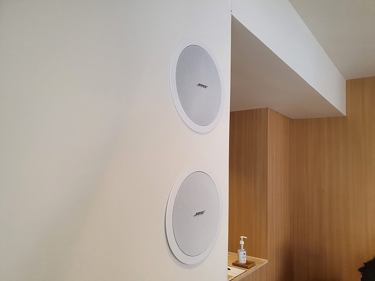 테누커피-벽면을-채운-스피커