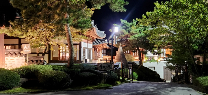 조명이 비춰진 하이원 운암정의 한옥들