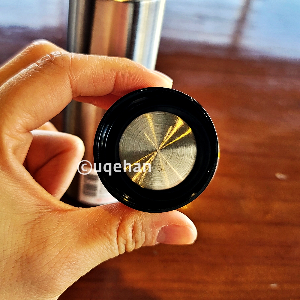 다이소 슬림 미니 텀블러를 뚜껑 손응로 잡고 있다. 뚜껑의 내부가 스테인레스 재질이다.