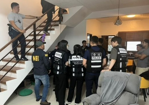 문화체육관광부가 필리핀에서 한국 교민을 대상으로 불법 IPTV 서비스를 운영한 업자를 경찰, 인터폴, 현지 당국의 협조를 통해 검거했다고 밝혔다. 사진은 필리핀 현지 검거 현장. [사진=문화체육관광부]