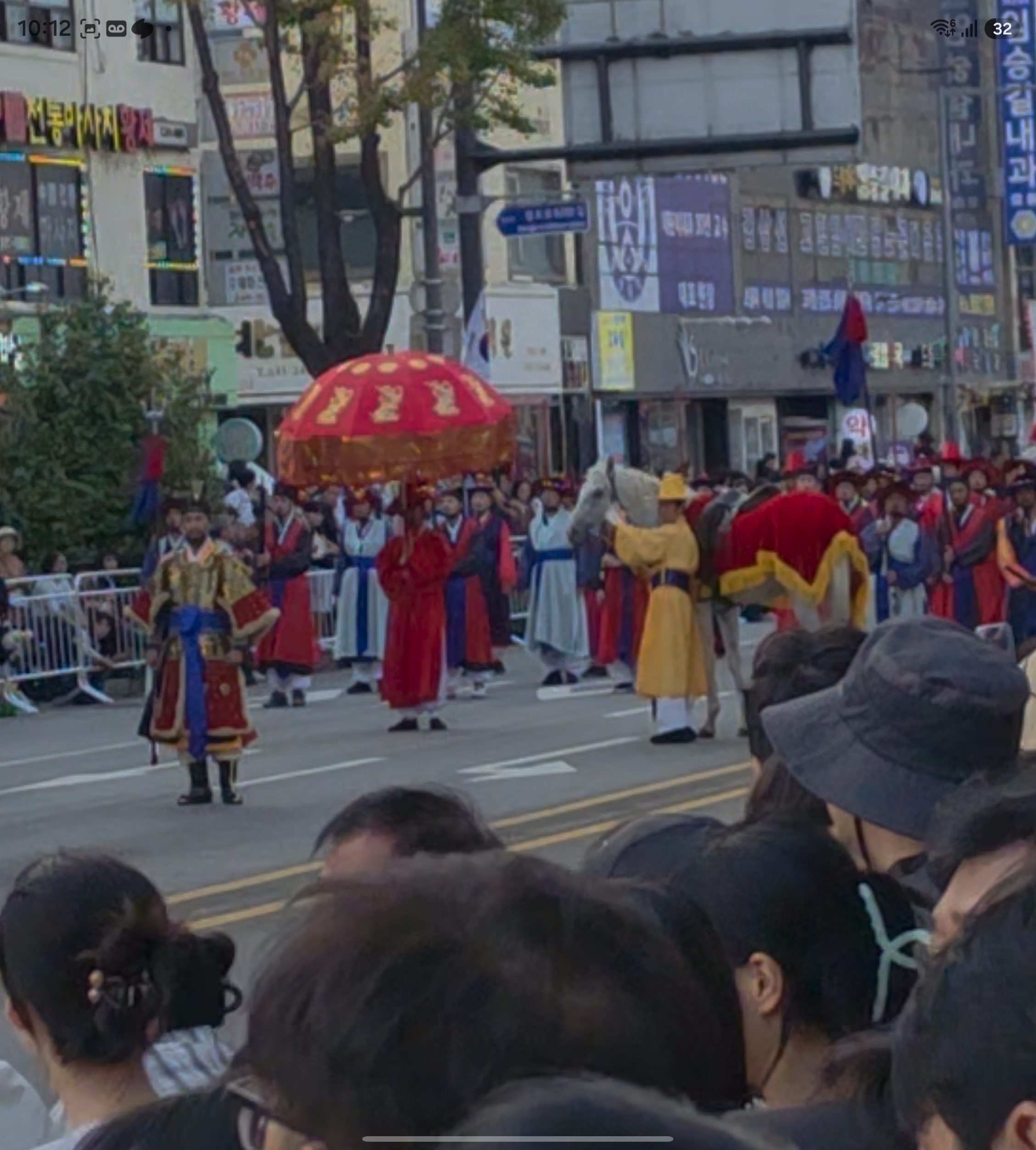 말을 타고 올 거라 예상했지만 정조대왕은 행렬 사이를 걸어서 입성했습니다.