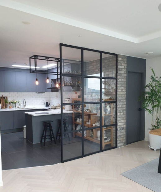 큰 파티션을 활용한 주방 인테리어