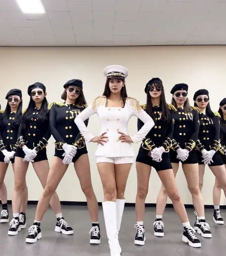 현역가왕- 흰색 모자를 쓰고 흰색 쟈켓을 입고 흰색 반바지에 흰색 긴부츠를 신고 서있는 조정민