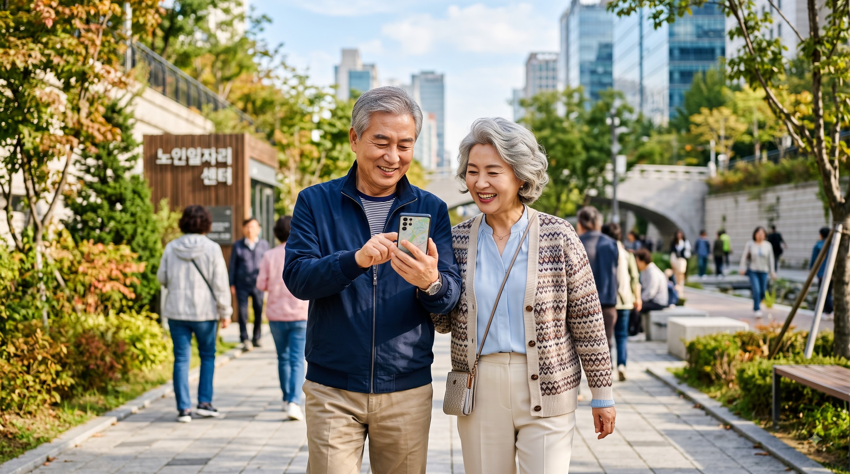 2026년 노인일자리 확대 소식을 스마트폰으로 확인하며 밝게 웃는 60대 한국인 시니어 부부