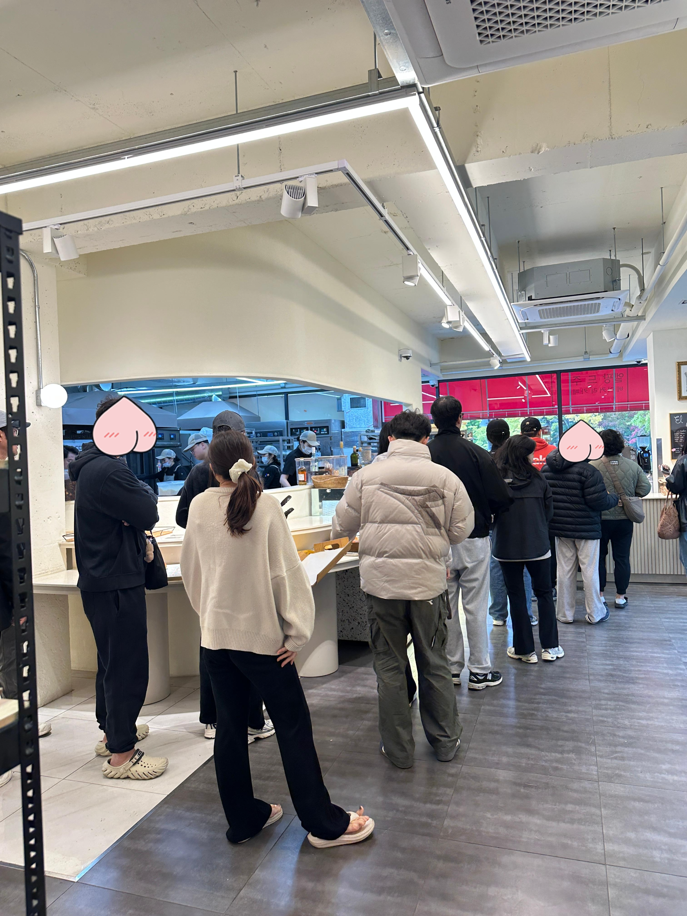 엘팡드주에서 사람들이 줄서서 기다리고 있는 모습