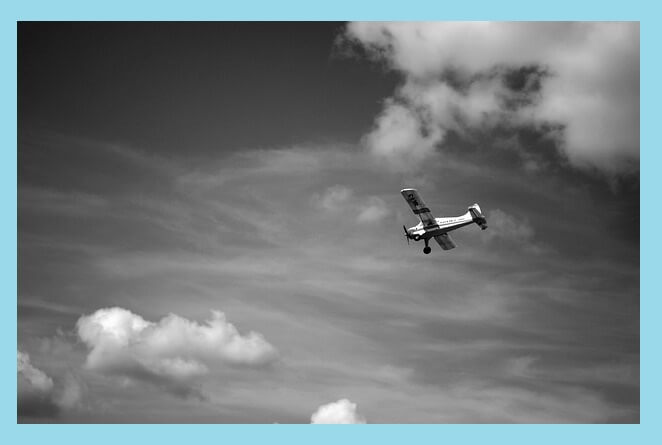 하늘-위-비행기-흑백
