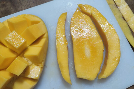 망고 씨 옆의 과육 자르기