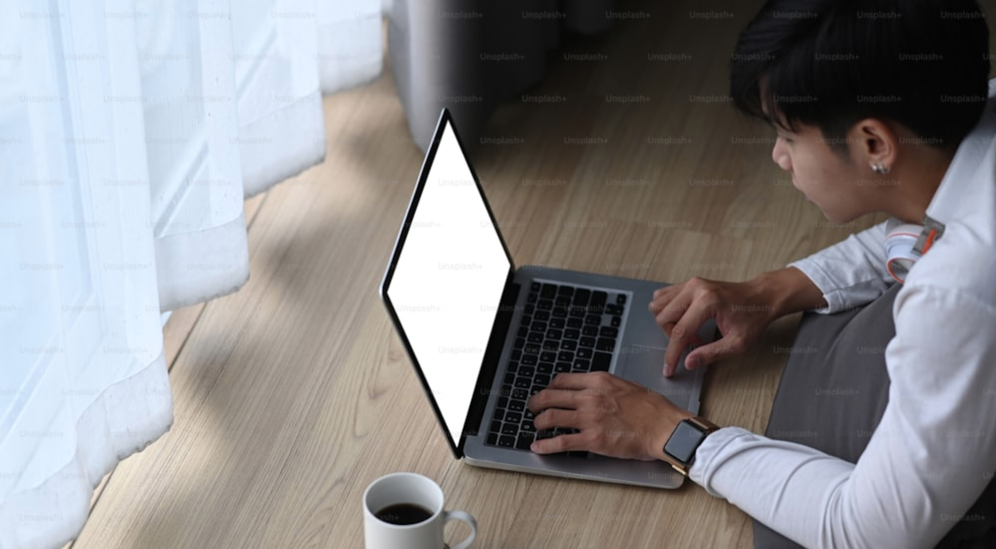 노트북으로 청년정책 신청 준비