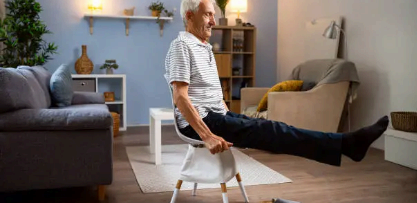 노인 의자 다리올리기 이미지사진