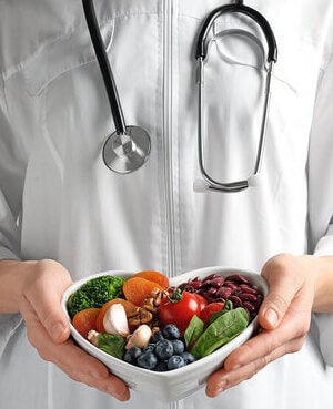 야채를 들고 있는 여성