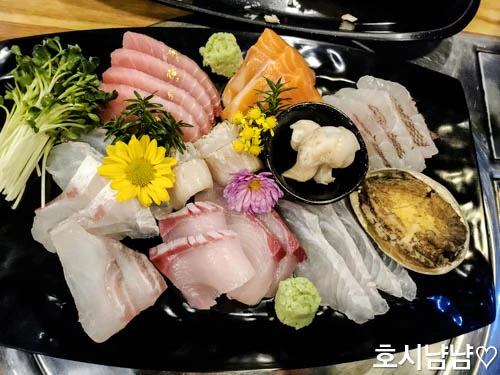 하남 920숙성회 숙성회 한상 - 광어, 연어, 도미, 참치 등 다양한 회가 예쁘게 플레이팅된 한 접시