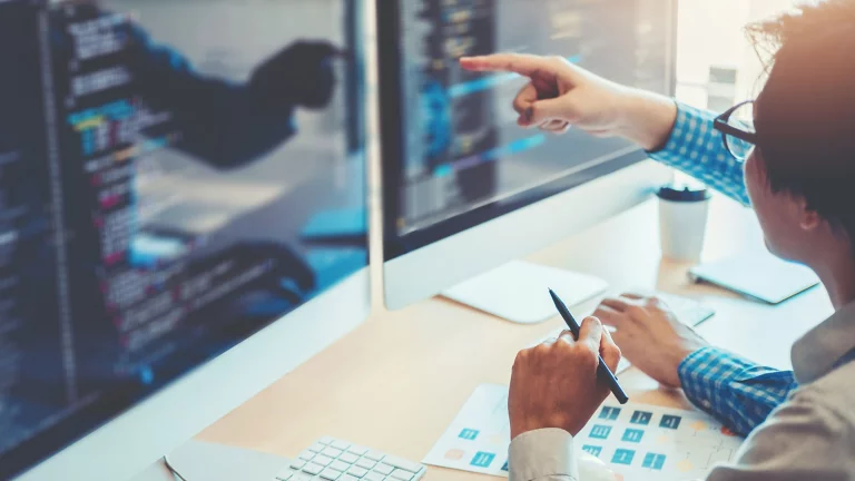 이미지 출처: AI 생성 이미지(콘텐츠 이해를 돕기 위한 시각 자료. 실제 인물을 특정하지 않은 AI 생성 이미지)
AI 앱이 설치된 컴퓨터에 계획한 목표와 계획을 토론하는 모습 AI를 통해 자기계발 목표를 설정하고 계획을 세우는 사람의 모습. AI가 코치 역할을 하는 이미지를 나타냄.