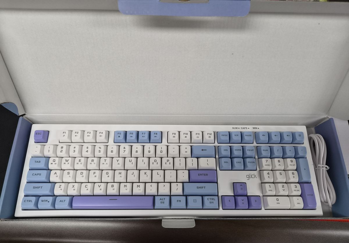 지클릭커 오피스프로 사일런스 M RGB 무소음 방수 유선 키보드 개봉 사진 - 108키 풀배열 구성