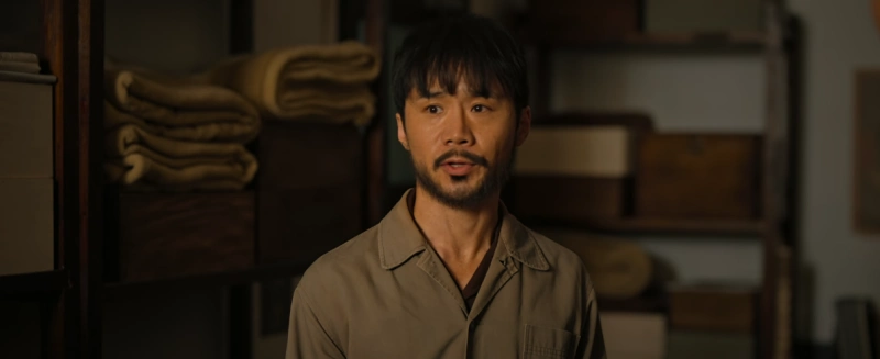 어느 창고를 배경으로 수염이 난 채 경성크리처에 출연하는 배우 임철수