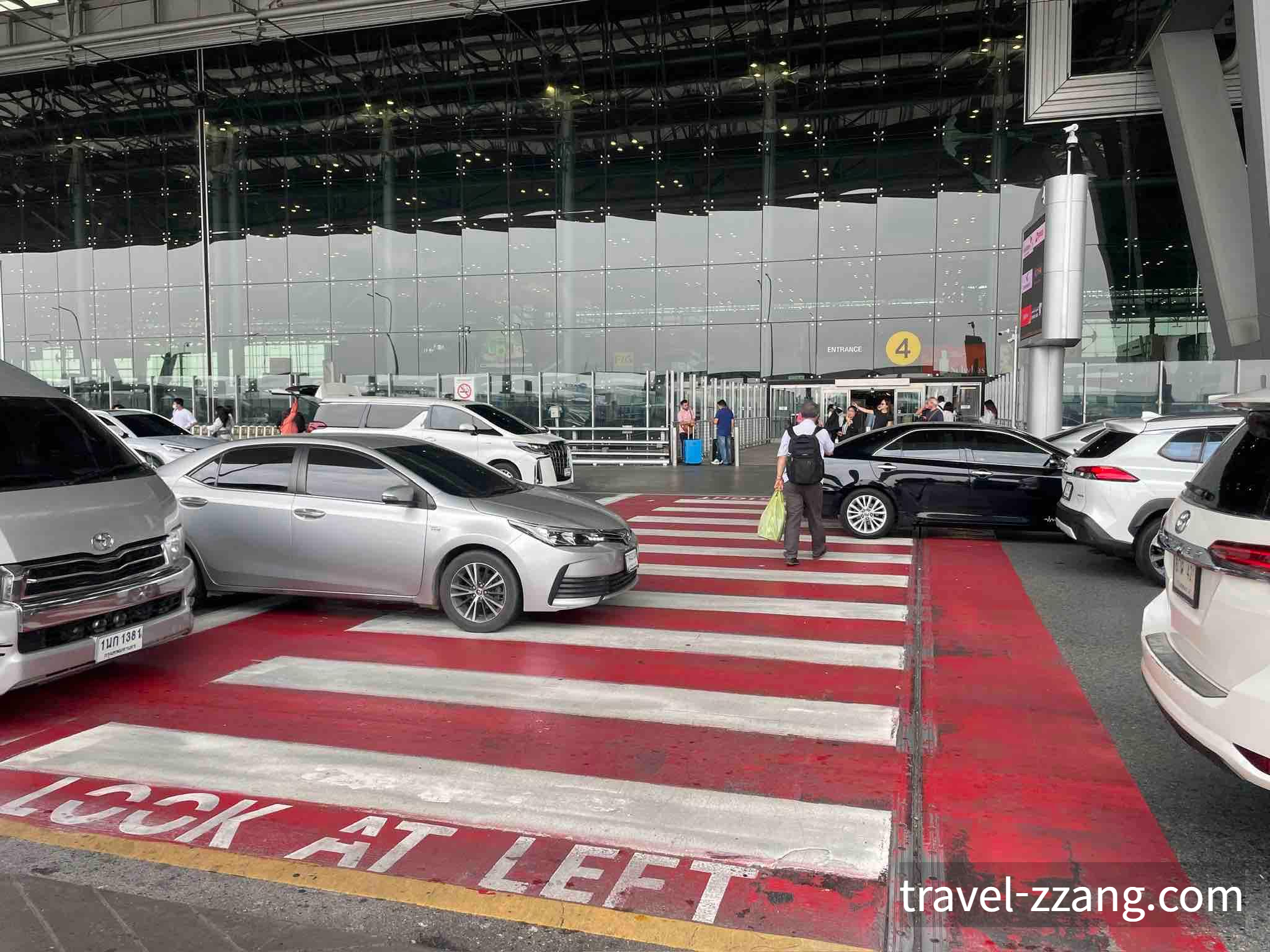 방콕 수완나품 공항 출국장 입구