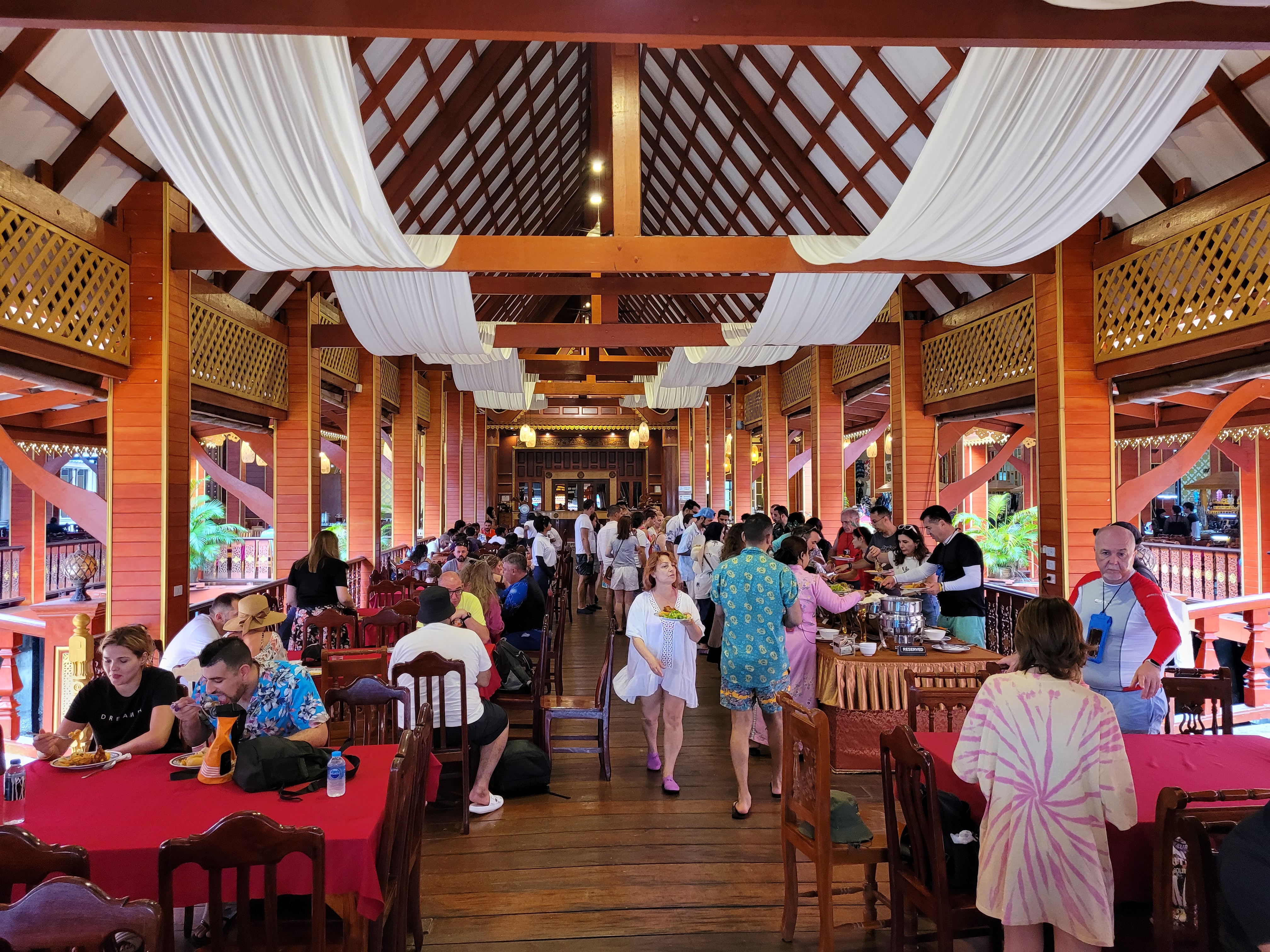 무슬림 마을 뷔페 식당 전경