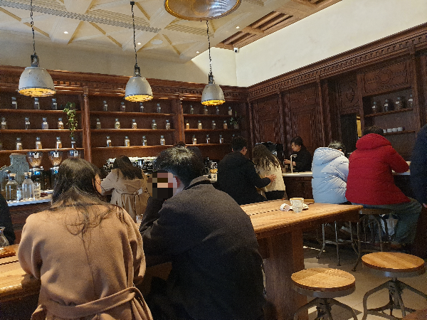 하늘에서 행잉된 세 개의 메탈 조명