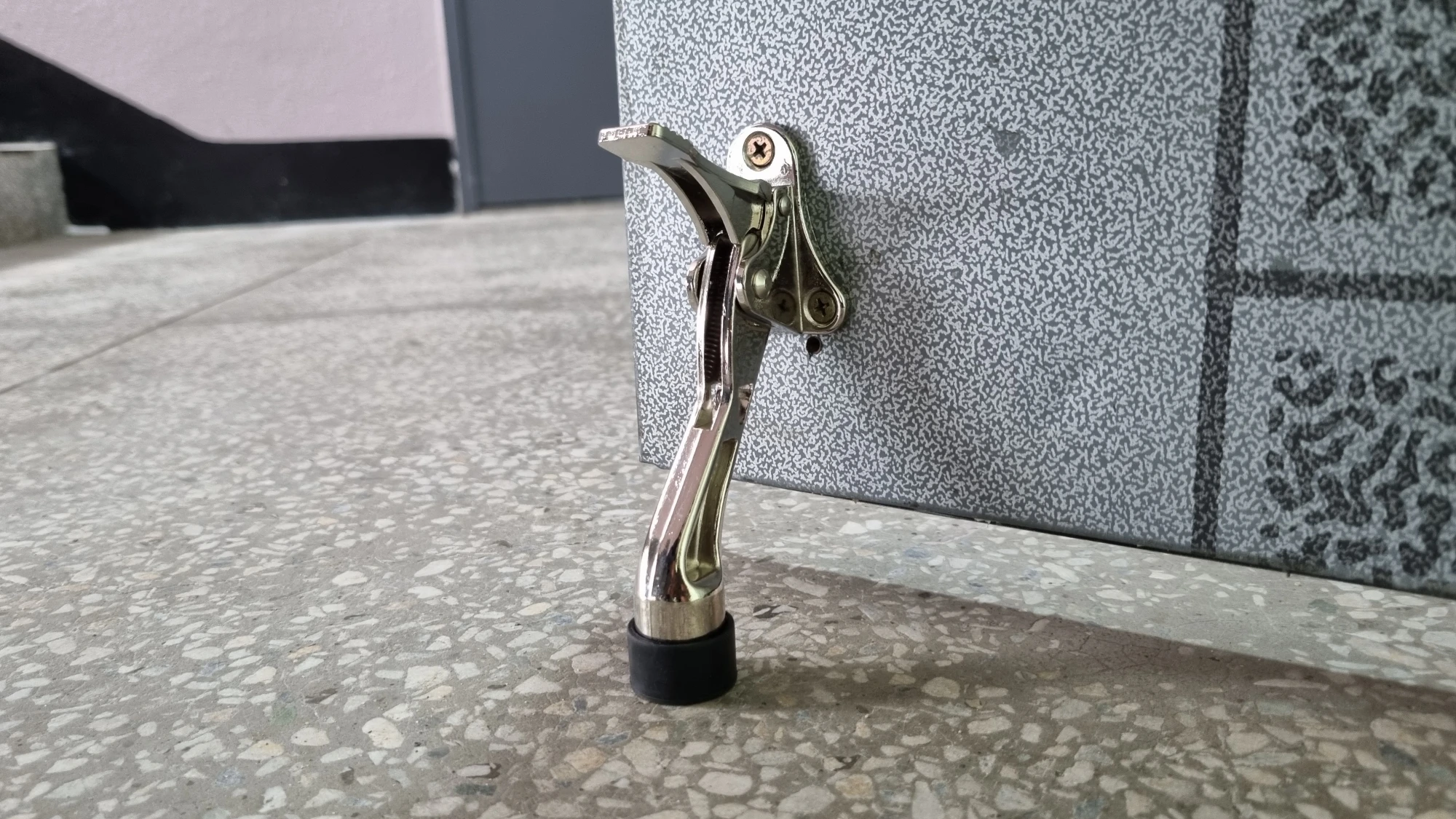 현관문 말발굽 설치 완료 모습