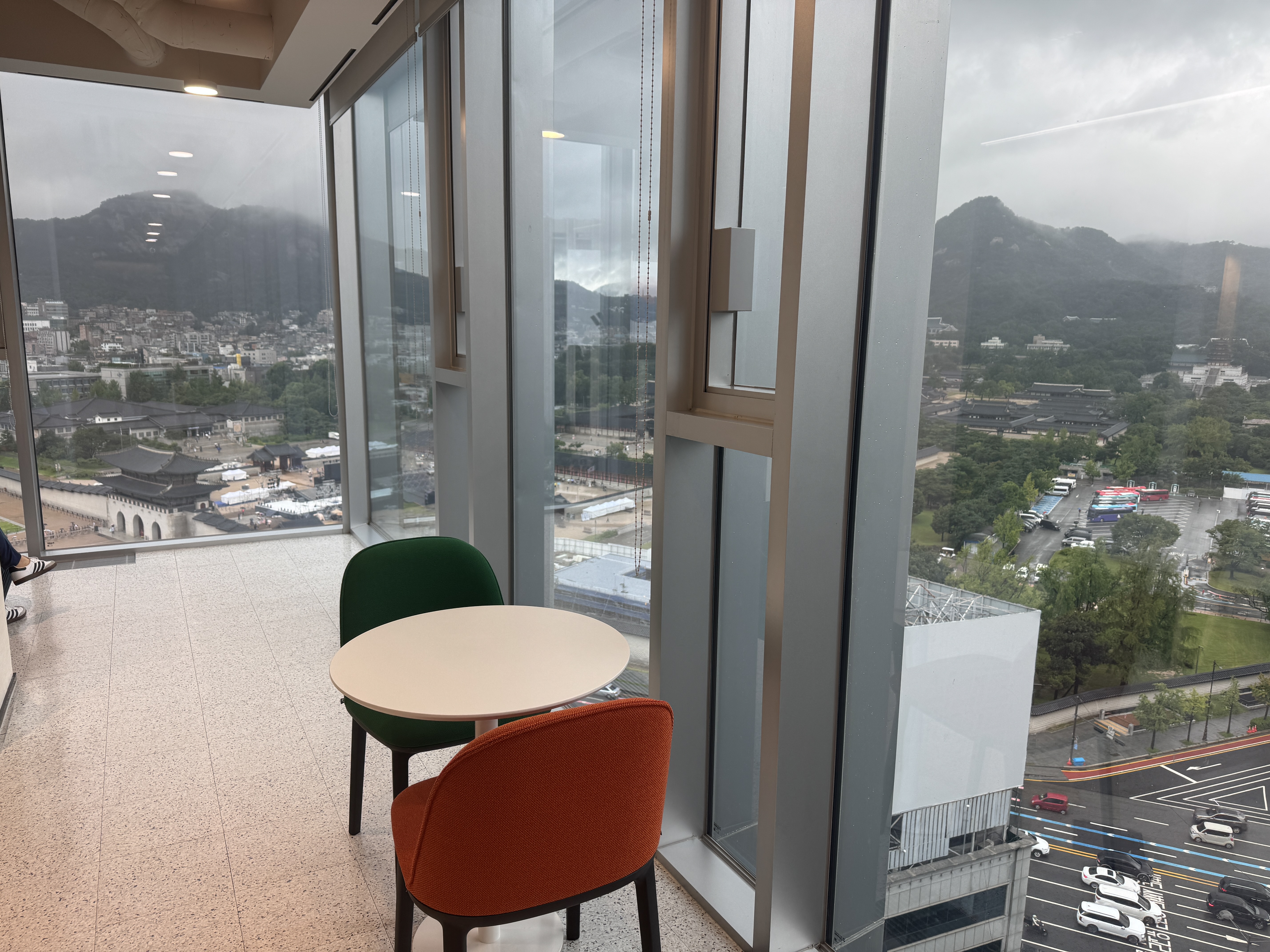 서울 종로구 케이트윈타워 한국 마이크로소프트 본사 내부 티테이블 공간 – 통창 너머로 보이는 경복궁과 북악산 풍경