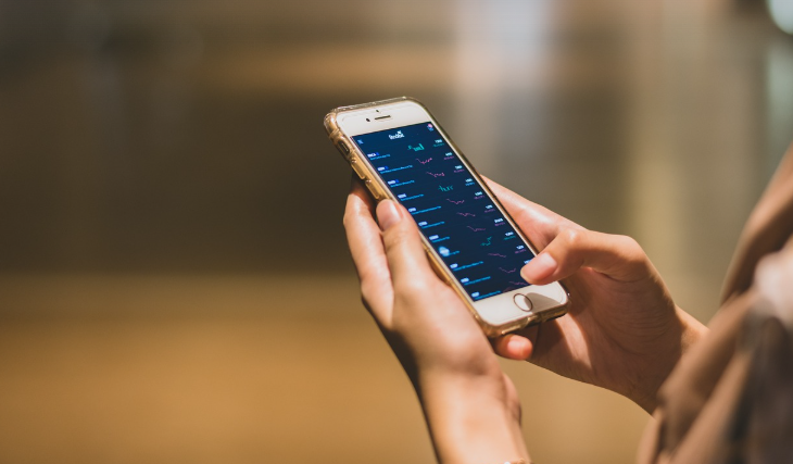 휴대폰 속 주식 차트