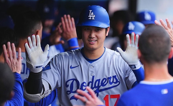 20호 홈런 후 동료들과 하이파이브를 하는 오타니