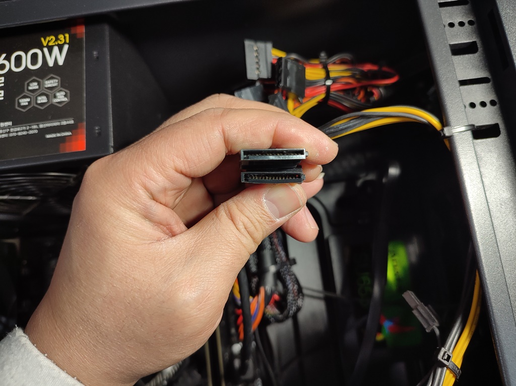 아치형으로 휘어지는 사타전원 케이블