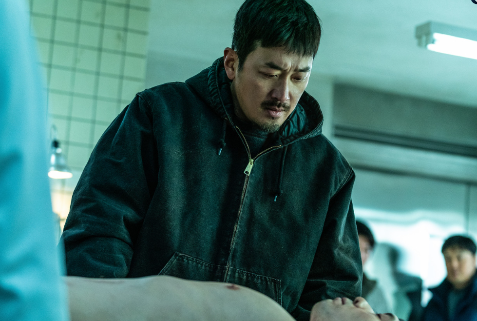 영화 브로큰 석태의 시신을 확인하는 민태