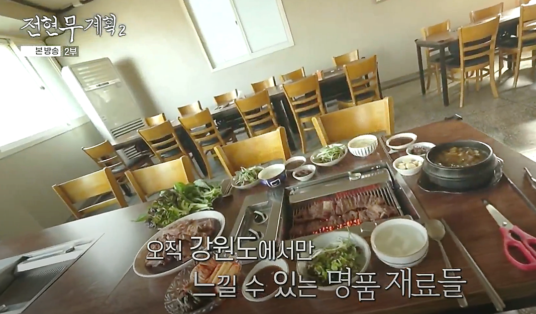 군더더기 없는 식당 내부와 소갈비 한 상 차림