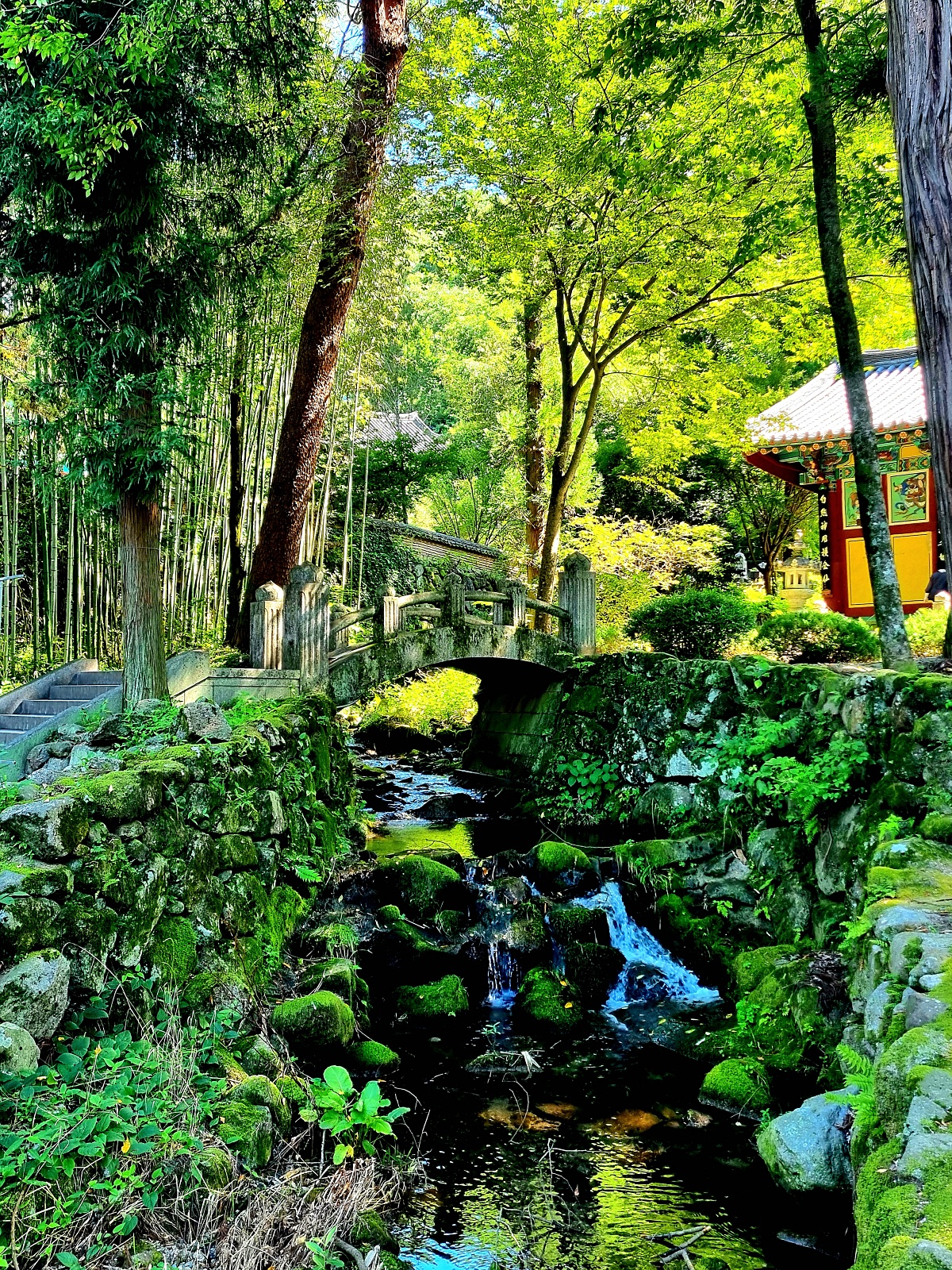 경남 하동 쌍계사: 맑은 계곡이 흐르는 지리산의 절