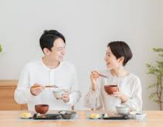 천천히 식사하는 모습