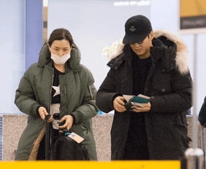 공항에서-윤계상-이하늬-마스크착용