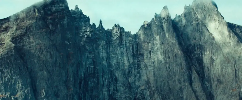 괴수의 얼굴 형상이 있는 산맥