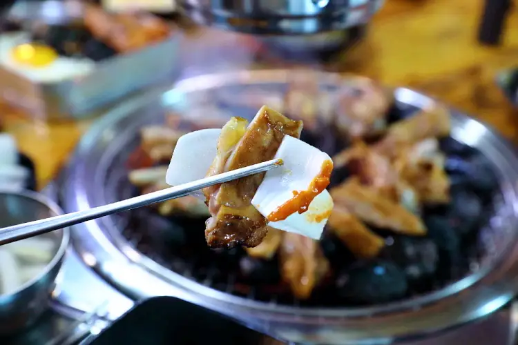 강촌에서 맛보는 이런 조합 봤나 춘천을 홀린 맥반석 숯불 문어 닭갈비 맛집 추천 생방송투데이 리얼맛집 오늘방송 소문의 맛집