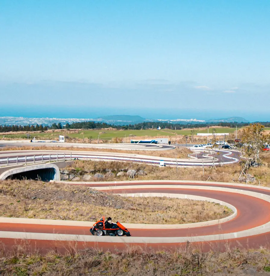 9.81-파크-카트-타는-여자-구부러진-길