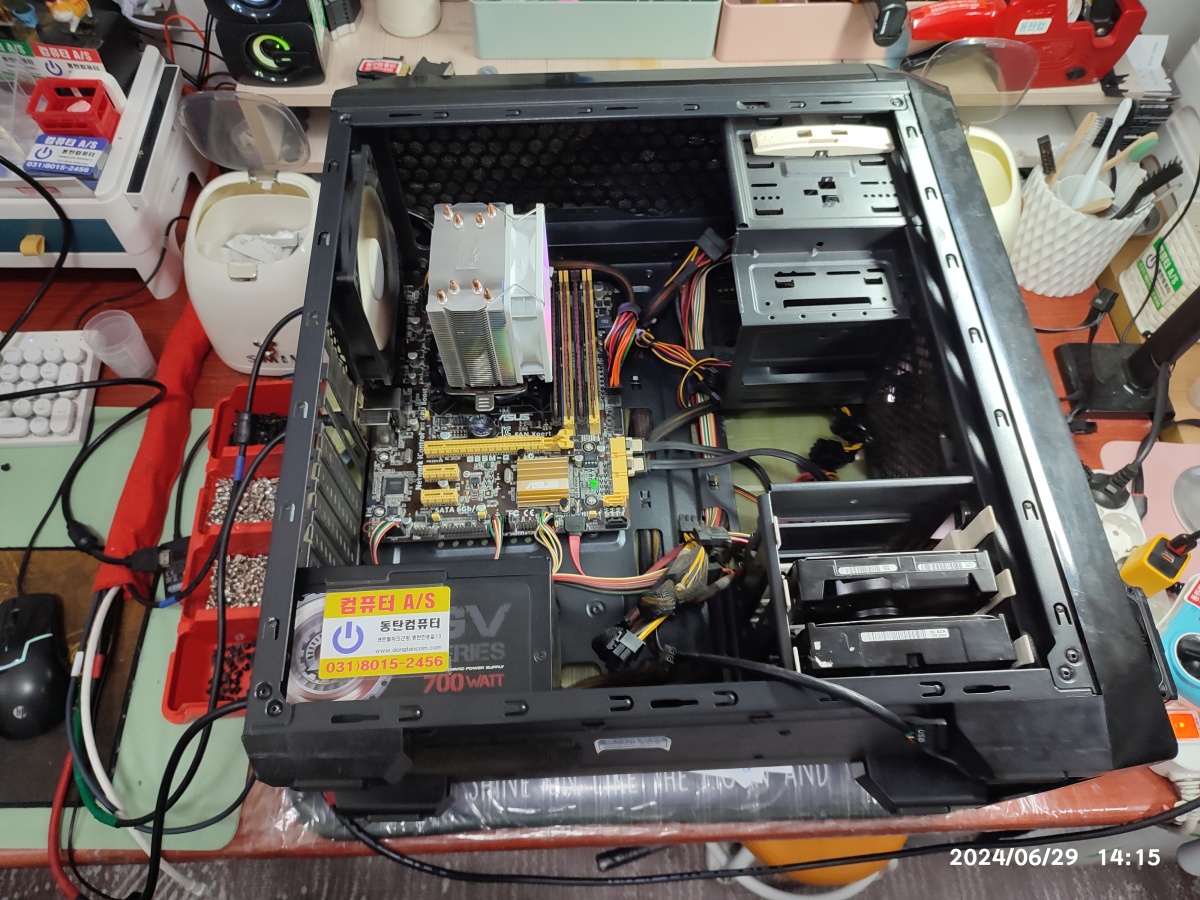 메인보드를 케이스에 넣었습니다.