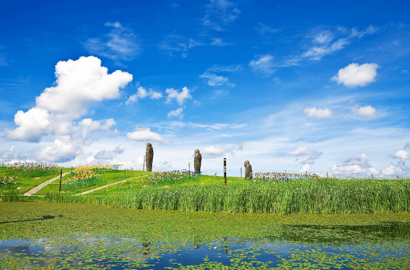 맑은 하늘 아래의 평화누리공원 전경