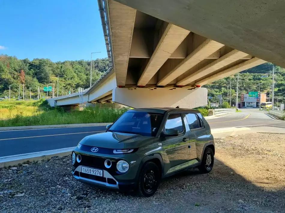 위쪽은 새 도로, 밑으로 파고든 쪽은 구 도로입니다.