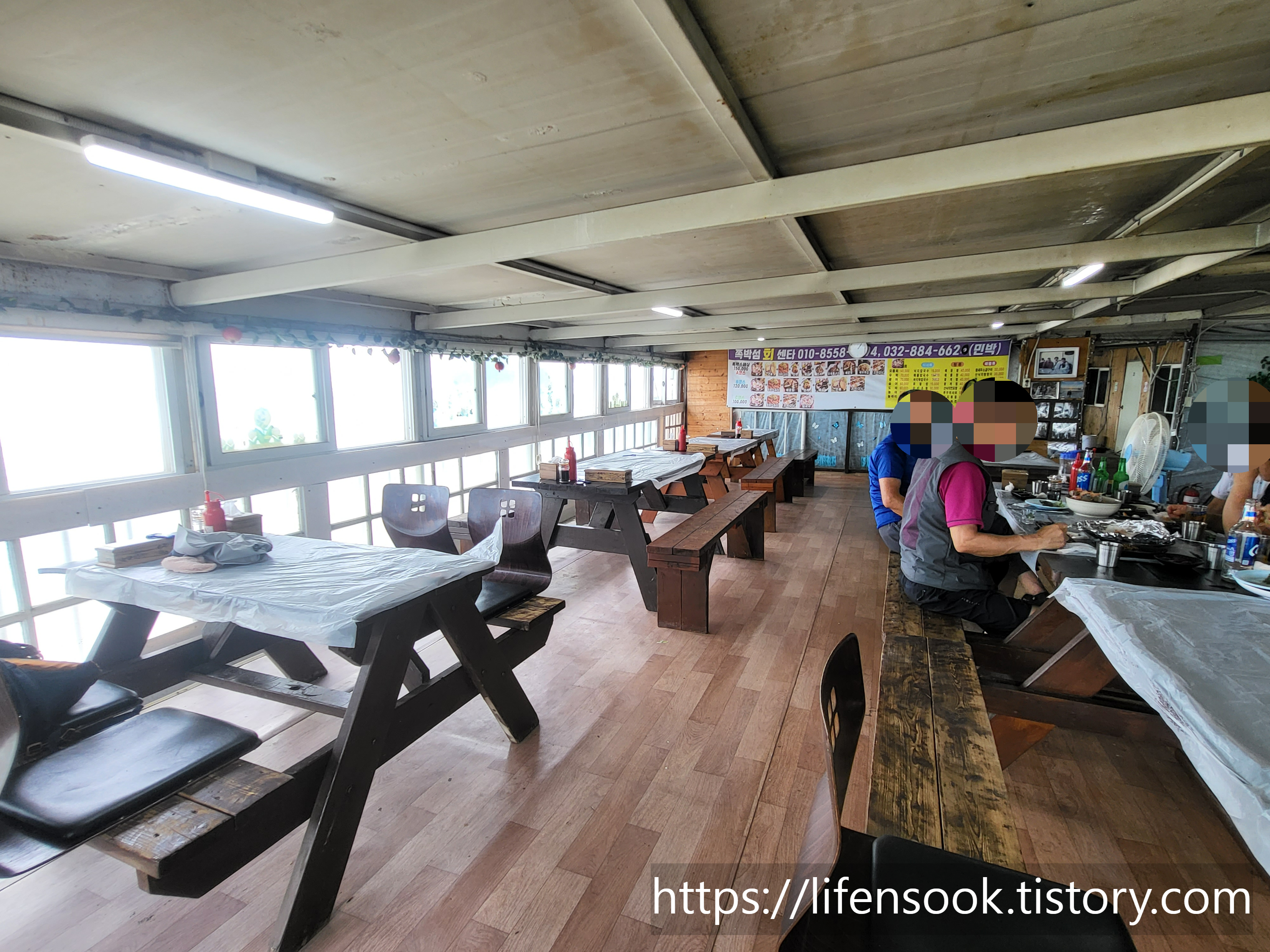 쪽박섬횟집 내부