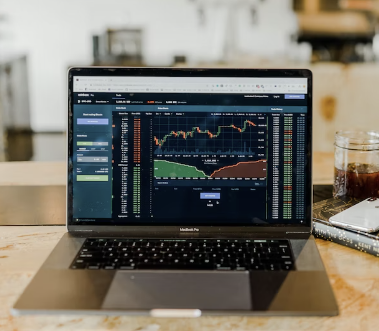 노트북 모니터 화면에 주식 또는 코인 차트가 보인다