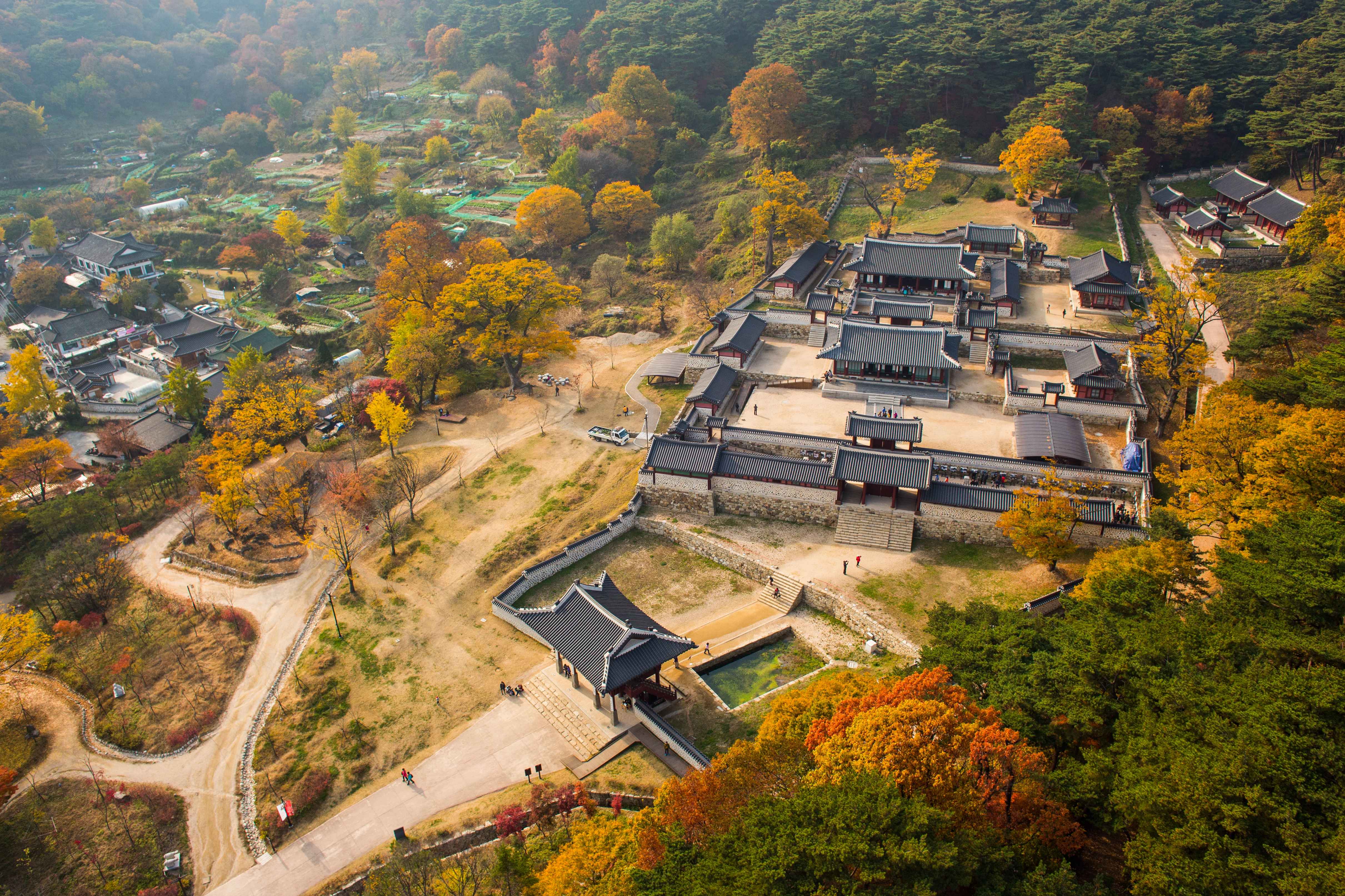 남한산성의 모습과 단풍의 조화로움