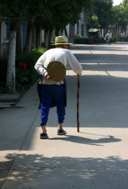 지팡이 짚은 노인