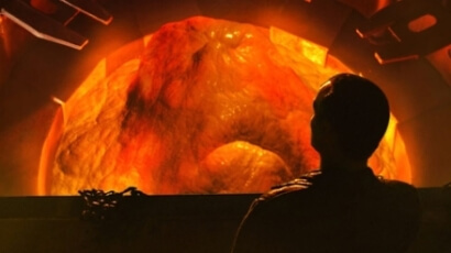 지하공간으로 들어간 닥터의 뒷모습