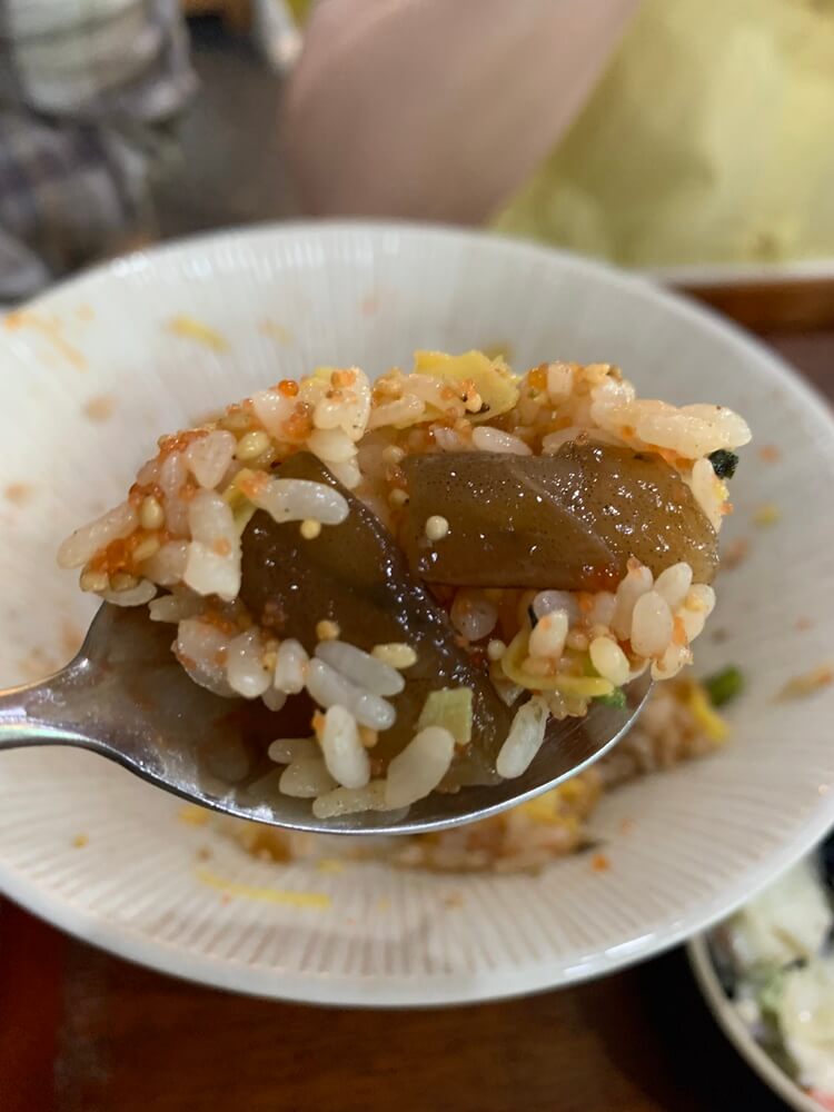 날치알이 밥알에 끼어있는 모습