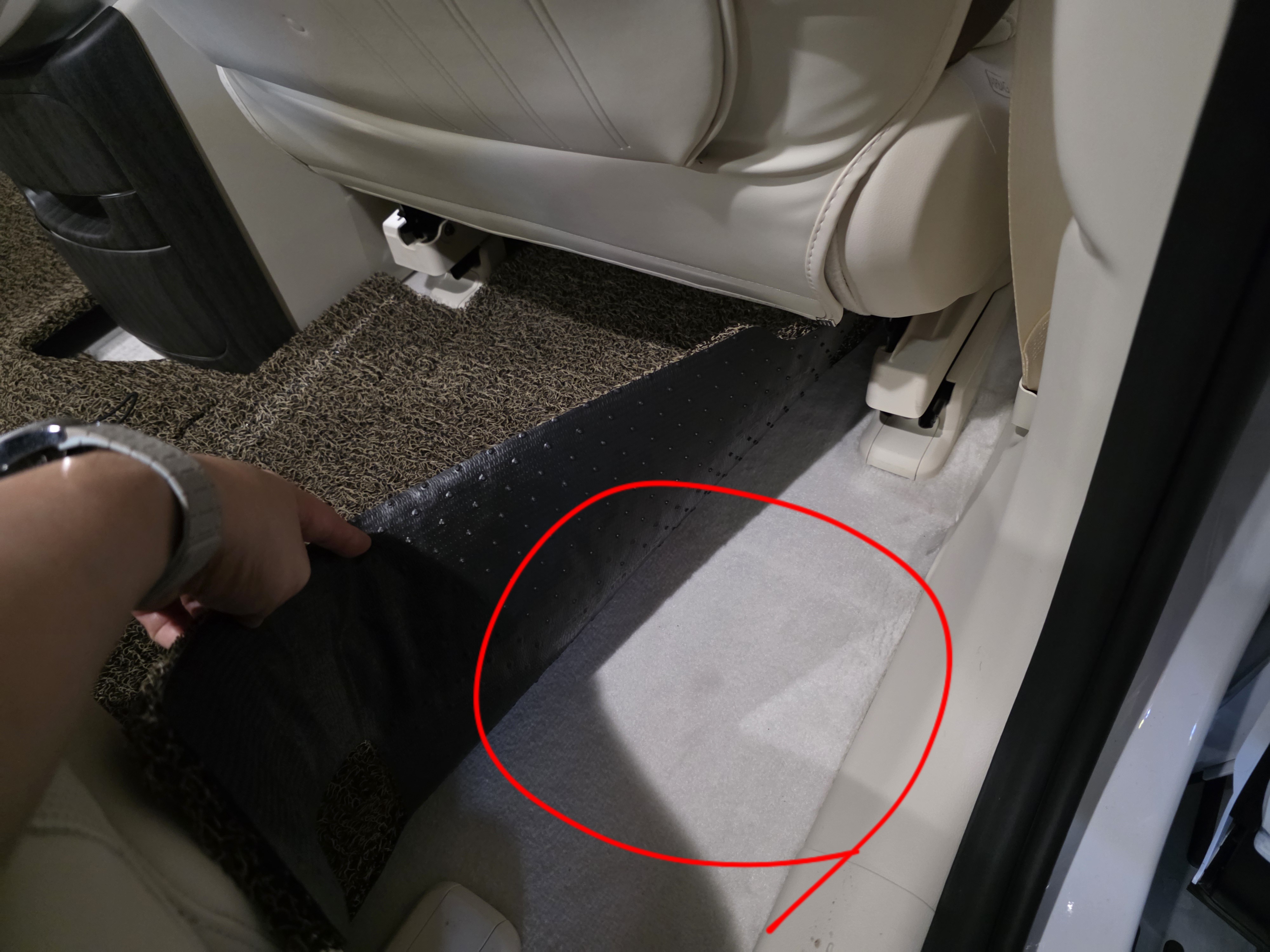 아이오닉9 코냑브라운 바닥색 사진