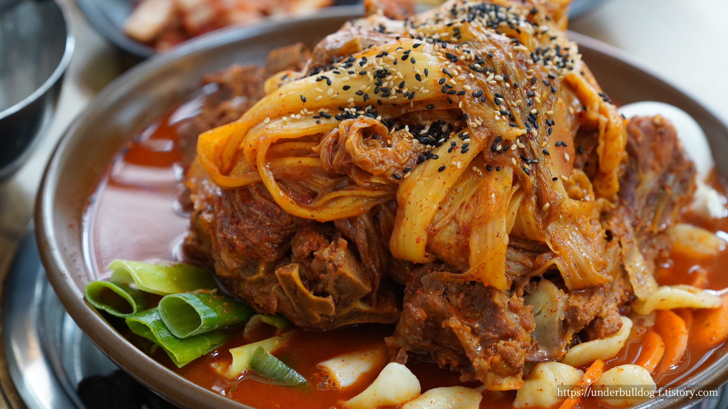 비주얼부터 푸짐해서 바로 젓가락 가고 싶었던 묵은지 뼈찜
