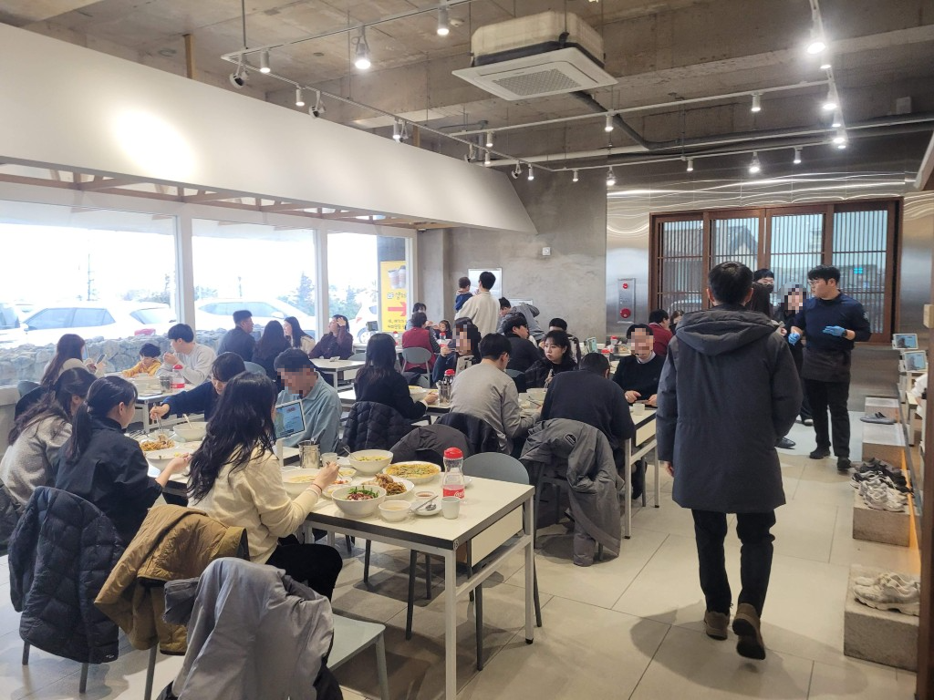 제주 도도리고기국수 매장 내부 단체 식사 분위기