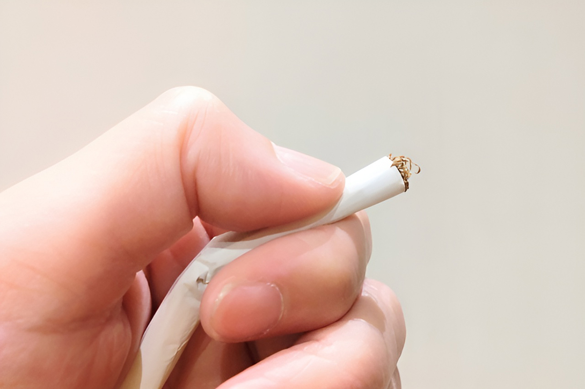 금연을-위해-담배를-부러뜨리는-손