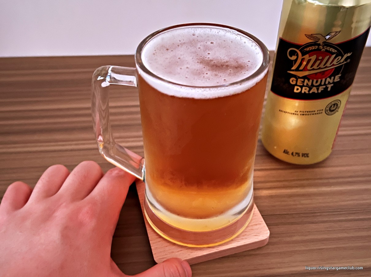 밀러 제뉴인 드래프트 Miller Genuine Draft 한잔 따라 놓은 사진
